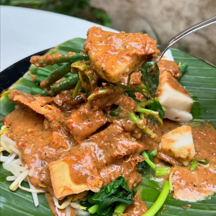 Lontong Pecel Telur Dadar