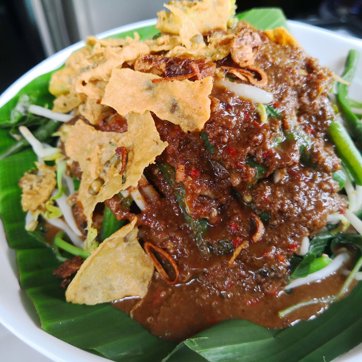 Lontong Pecel Ayam Goreng