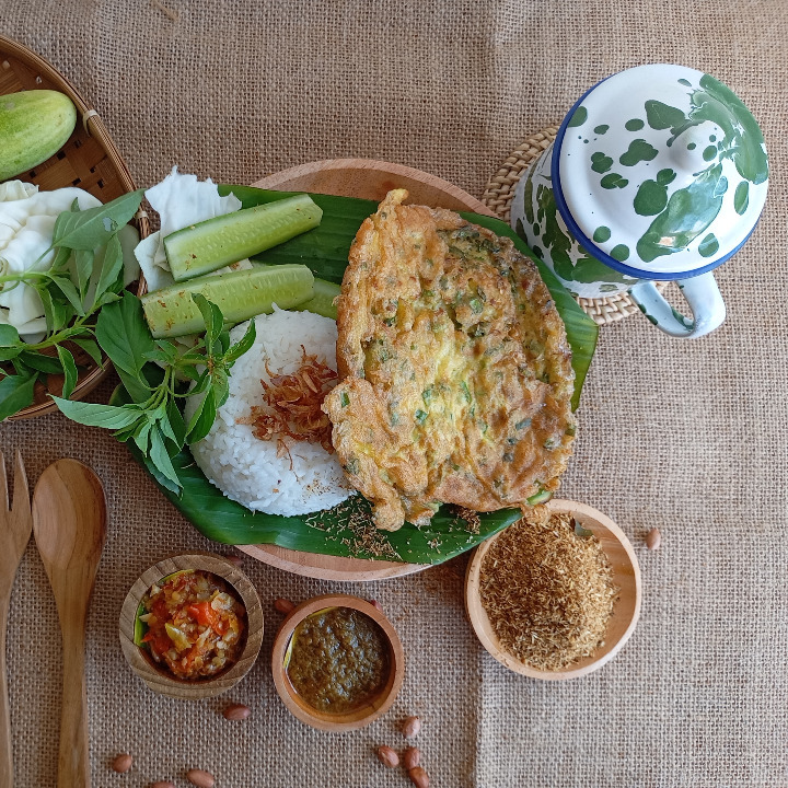 Nasi Sambal Telur Dadar Serundeng